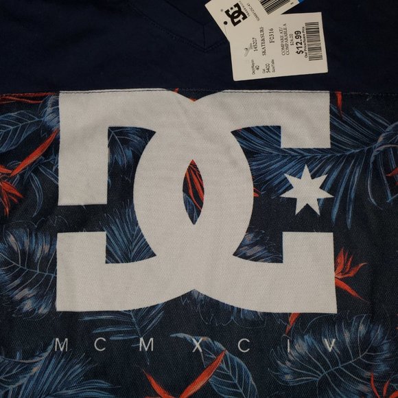 DC Intercept V Neck Graphic T-Shirt Women's Size XL NWT - Picture 2 of 4